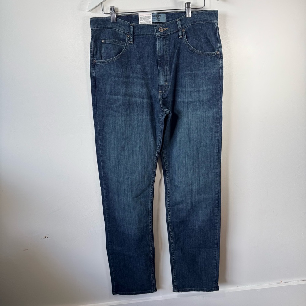 NWT Wrangler Authentics Men’s Classic Fit Straight Leg Jeans 33x36 Medium Wash